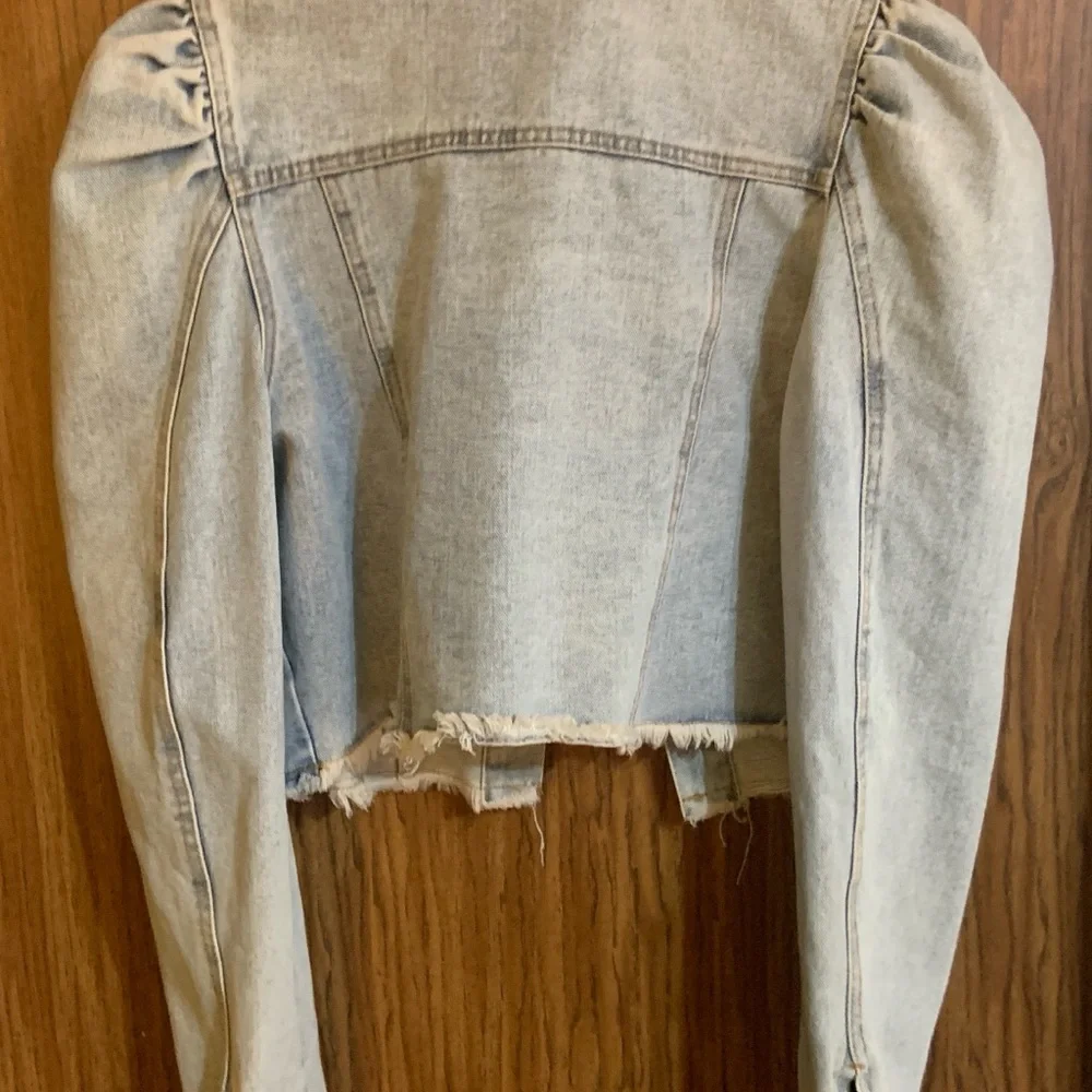 Light Blue Cropped Jean Jacket with Puff Sleeves - Picture 5 of 6